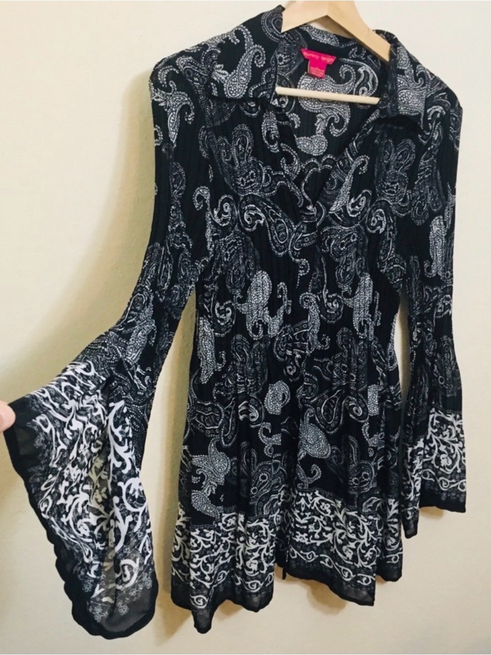 Sunny Leigh beautiful flowy blouse with trumpet sleeves length 33” in EUC